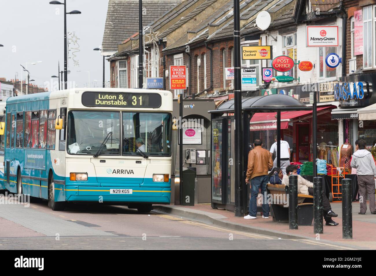 Multi-ethische Straßenszene in einem Einkaufsviertel an der Dunstable Road, Luton. Etwa 20 % der Bevölkerung von Luton besteht aus asiaten, hauptsächlich aus pakistanischen und bangladeschischen Anständigen. Dunstable Road, Luton, Bedfordshire, Großbritannien. 9 April 2010 Stockfoto