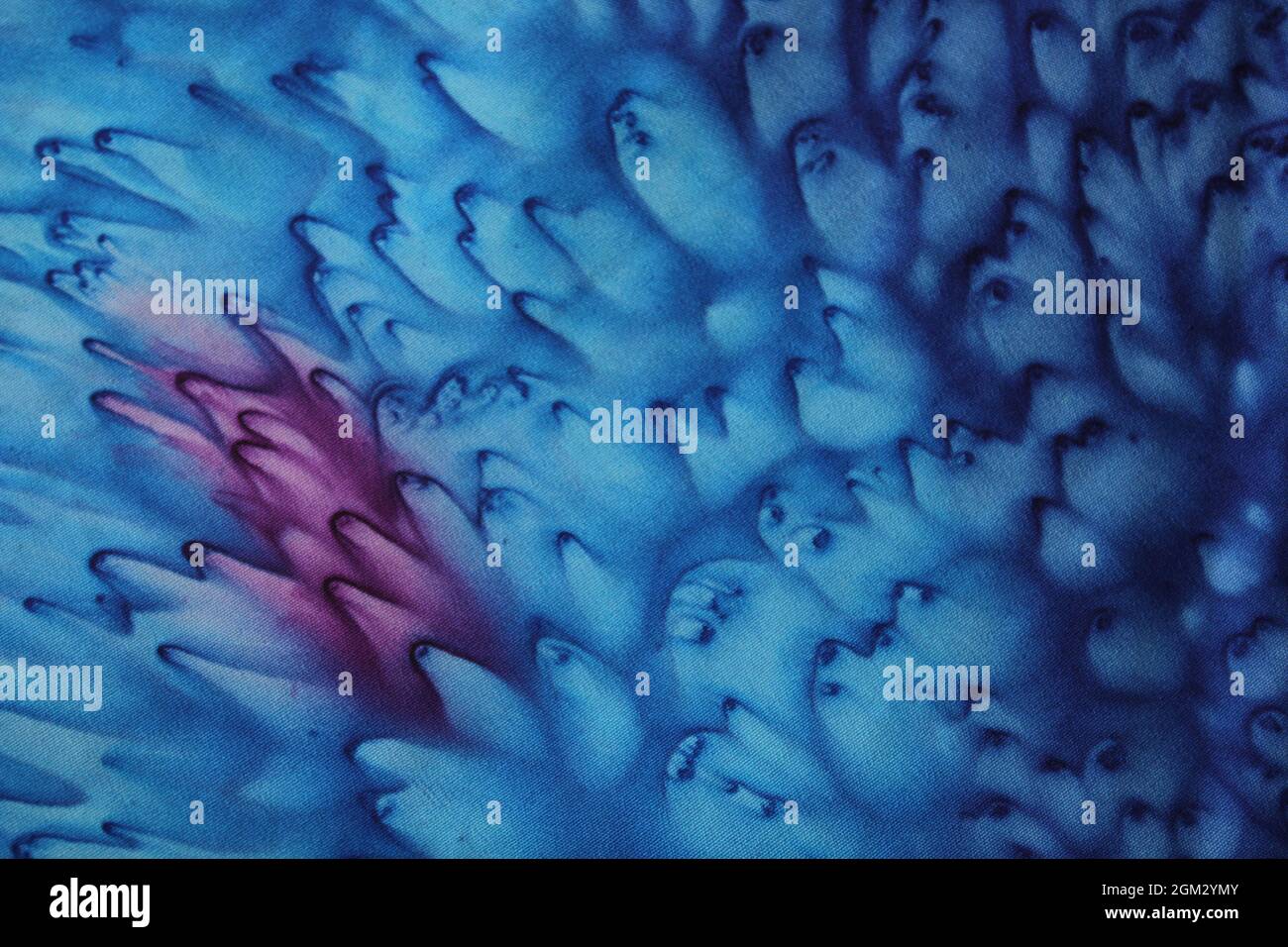 Alkoholtinte blau auf Stoff geblasen mit Haartrockner Hintergrund Textur Meerwasser Flüssigkeit Konzept Stockfoto