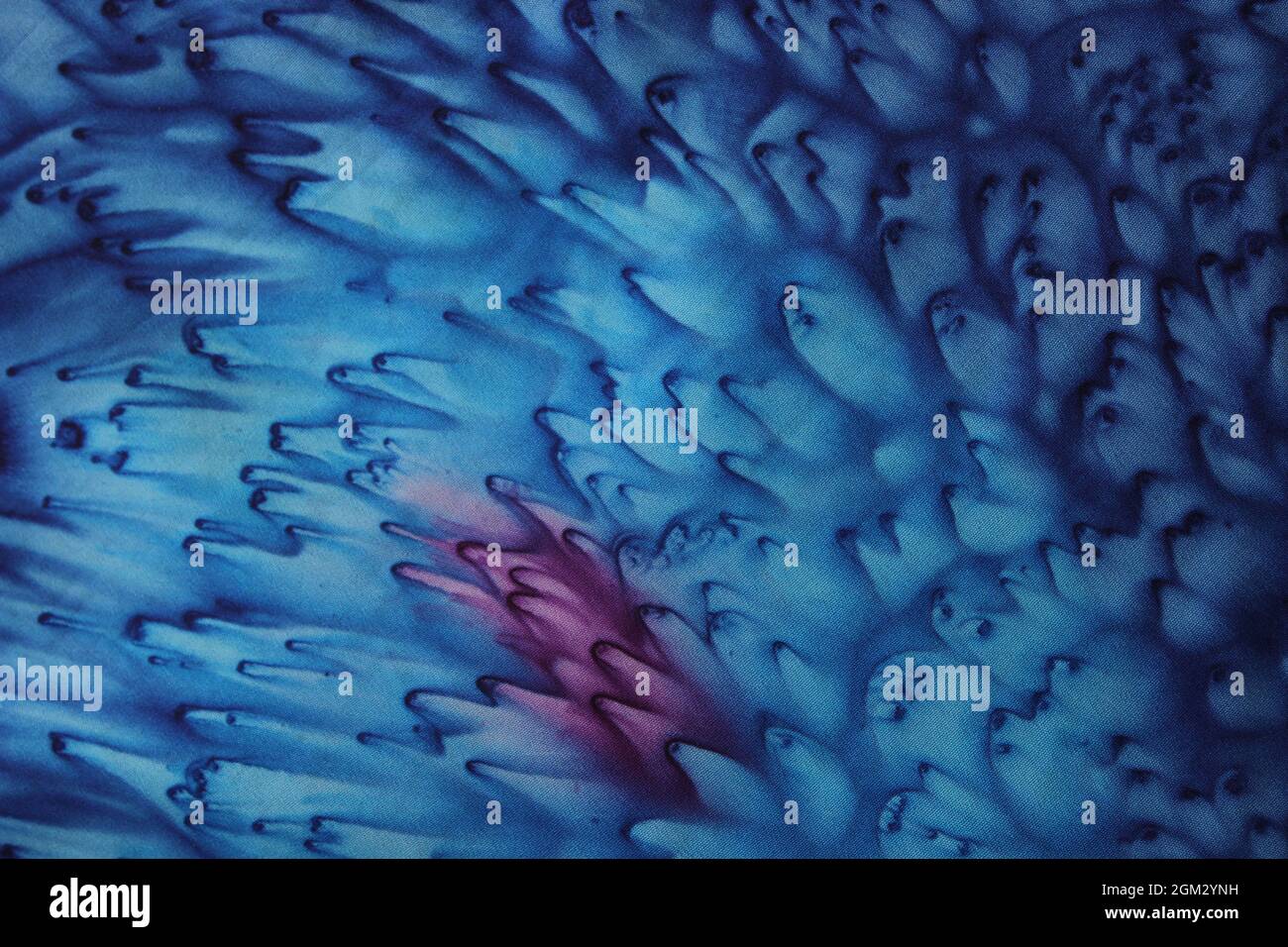 Alkoholtinte blau auf Stoff geblasen mit Haartrockner Hintergrund Textur Meerwasser Flüssigkeit Konzept Stockfoto