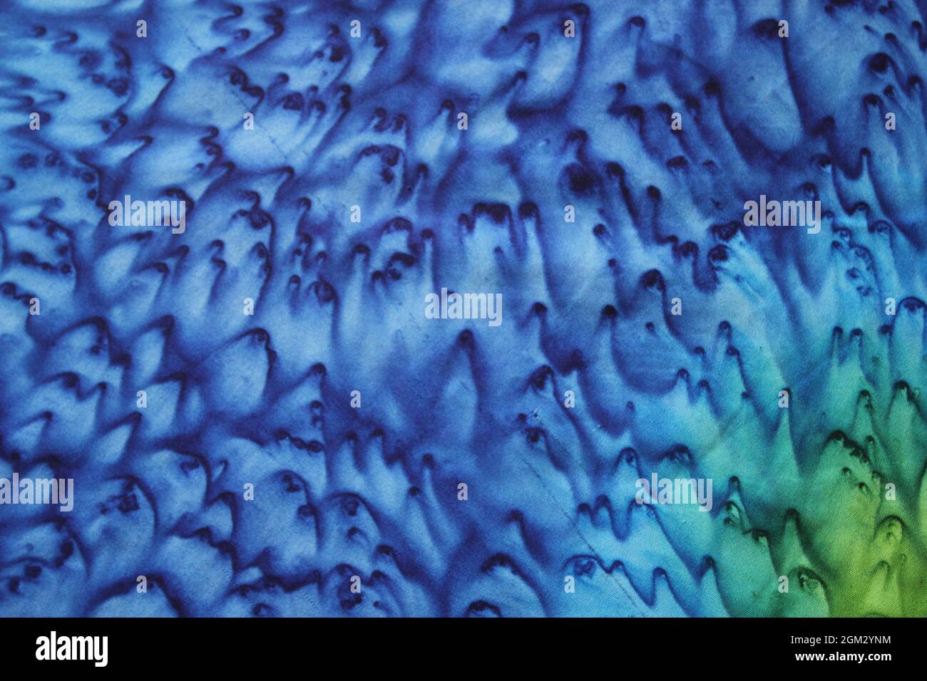 Alkoholtinte blau auf Stoff geblasen mit Haartrockner Hintergrund Textur Meerwasser Flüssigkeit Konzept Stockfoto