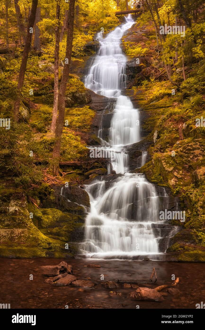 Buttermilk Falls in Autumn - Blick auf einen der höchsten Wasserfälle in New Jersey. Dieses Bild ist auch in Schwarz-Weiß erhältlich. Anzeigen von Additio Stockfoto