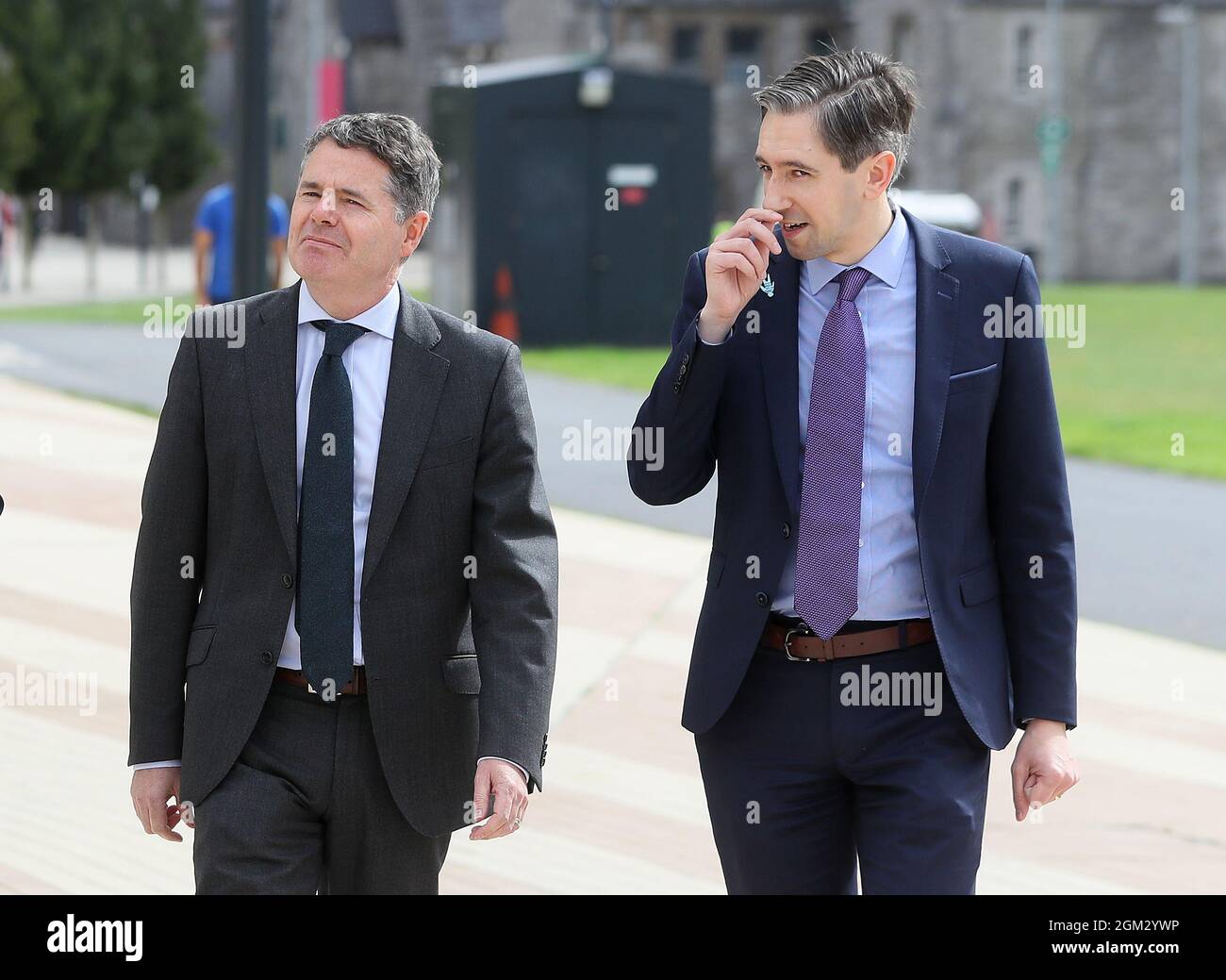 Simon Harris (rechts), Minister für Weiter- und Hochschulbildung, und Paschal Donohoe, Finanzminister, besuchten den Campus der Technological University Dublin in Grangegorman, wo Tausende von Studenten neue Einrichtungen nutzen werden. Bilddatum: Donnerstag, 16. September 2021. Regierungsminister Simon Harris hat das Auslaufen von Informationen aus dem Kabinett bestritten und beschuldigt die Sinn Fein TD, die den Vorwurf gemacht hat, das Dail-Privileg missbraucht zu haben. Stockfoto