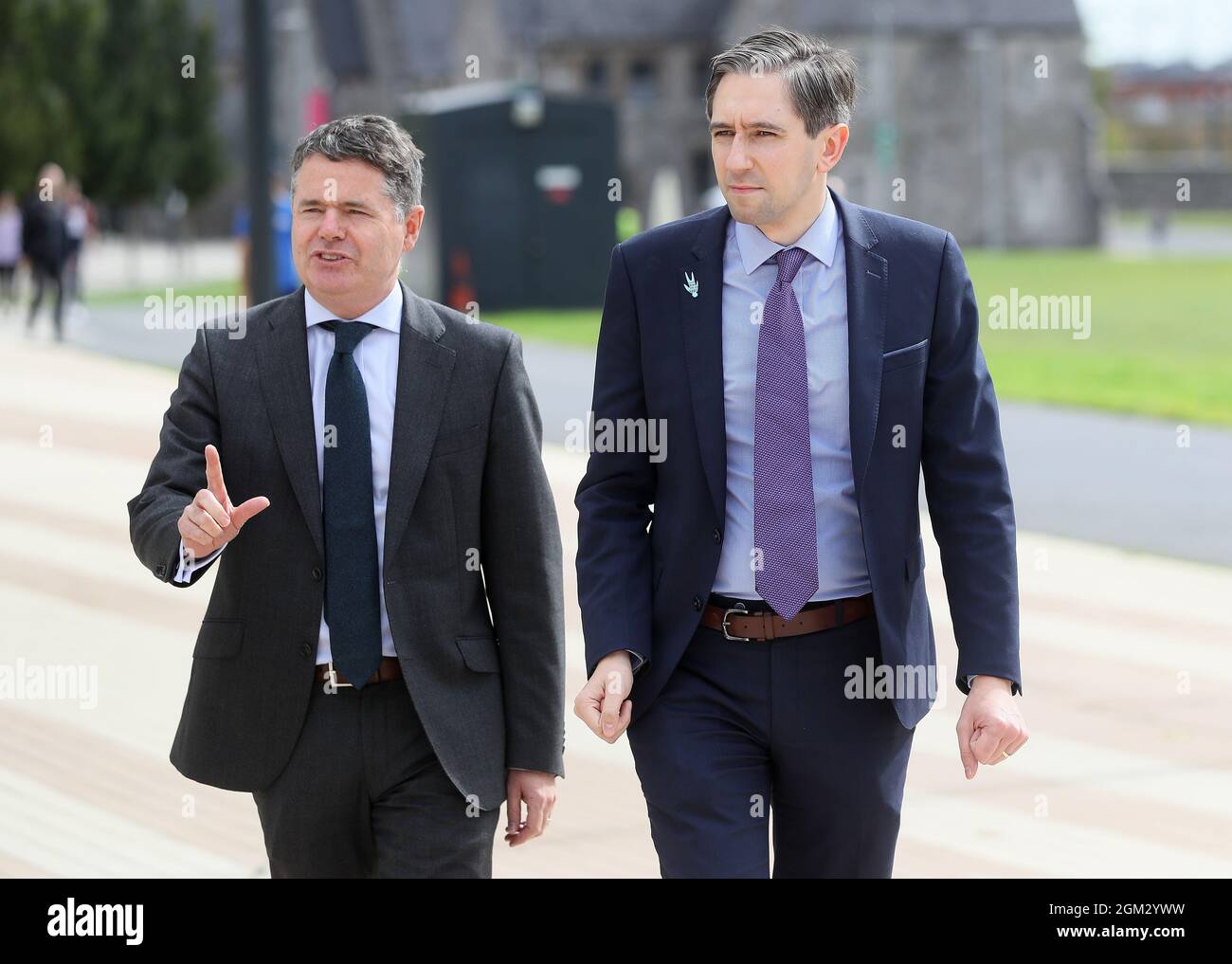 Simon Harris (rechts), Minister für Weiter- und Hochschulbildung, und Paschal Donohoe, Finanzminister, besuchten den Campus der Technological University Dublin in Grangegorman, wo Tausende von Studenten neue Einrichtungen nutzen werden. Bilddatum: Donnerstag, 16. September 2021. Regierungsminister Simon Harris hat das Auslaufen von Informationen aus dem Kabinett bestritten und beschuldigt die Sinn Fein TD, die den Vorwurf gemacht hat, das Dail-Privileg missbraucht zu haben. Stockfoto