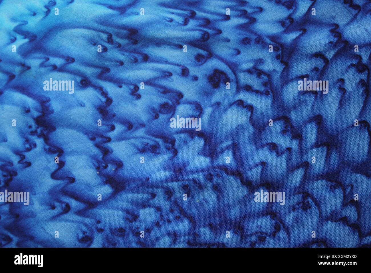 Alkoholtinte blau auf Stoff geblasen mit Haartrockner Hintergrund Textur Meerwasser Flüssigkeit Konzept Stockfoto