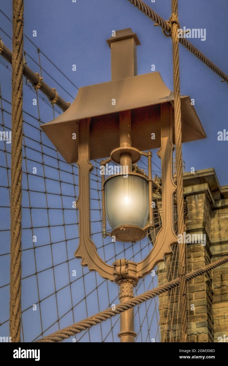 Brooklyn Bridge Lamp - Nahem Blick auf eine alte Straßenlampe auf der Brooklyn Bridge sowie auf die Details der historischen und ikonischen Brücke in Lower M Stockfoto