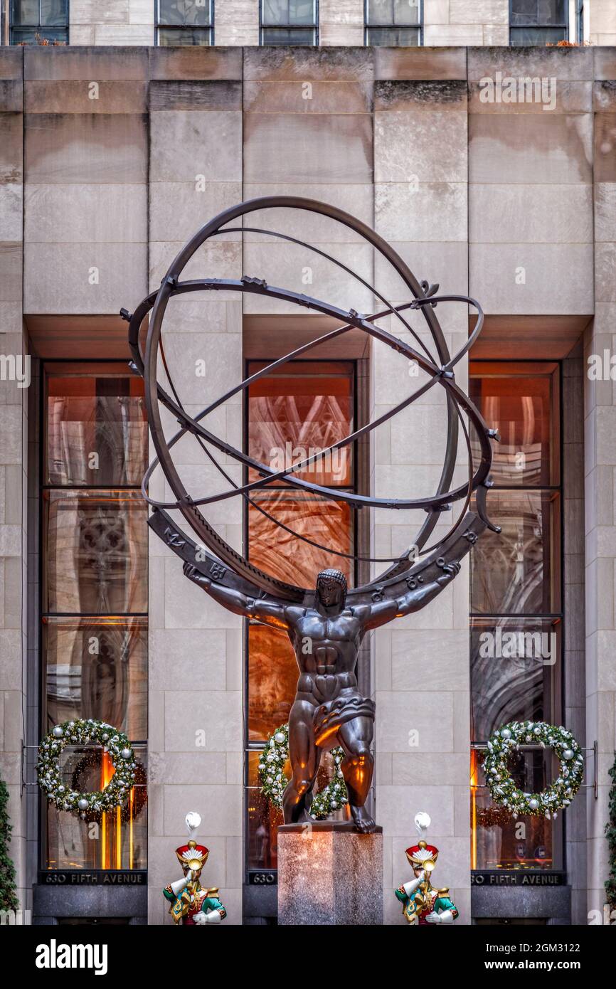 5th Ave NYC Atlas - Blick auf die Atlas-Statue vor dem Rockefeller Center in Midtown Manhattan, New York City. Die Fassade des Gebäudes ist dekorat Stockfoto