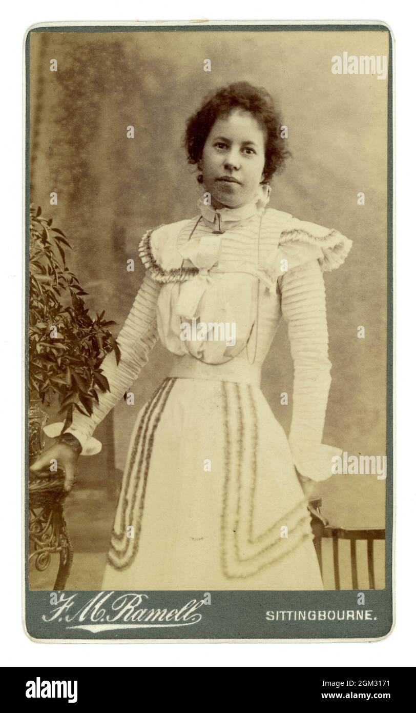 Original viktorianische Ära CDV (Carte de Visite) eines ziemlich gemischten Teenager-Mädchens, das ein Kleid mit lockeren Ärmeln trägt, viktorianisches Mädchen. Ramell Sittingbourne, Kent um 1897 Stockfoto