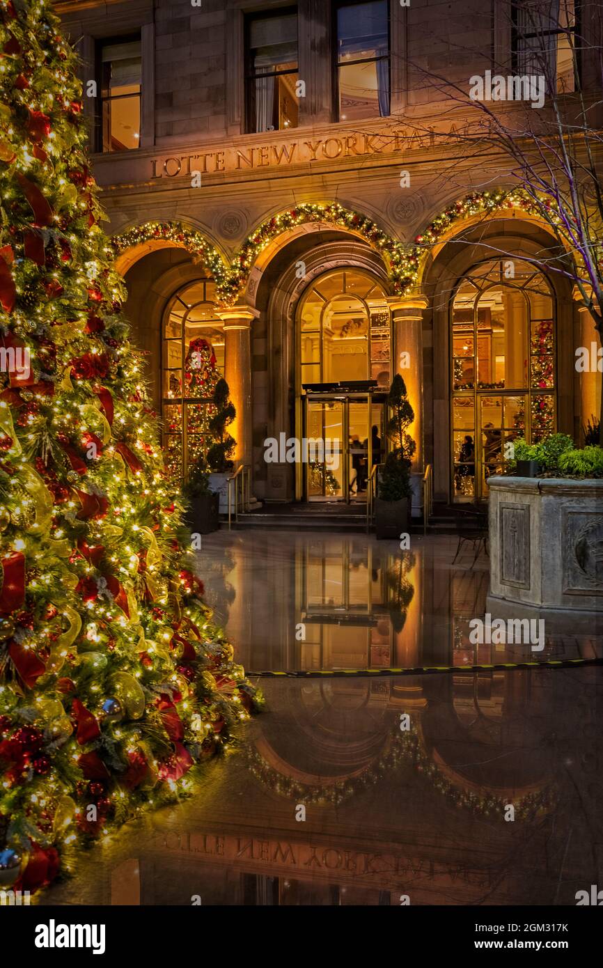 Lotte New York Palace Hotel - Blick auf den luxuriösen Innenhof des Hotels zu Weihnachten während der Feiertage dekoriert. Der Hof war einst die Kutsche en Stockfoto