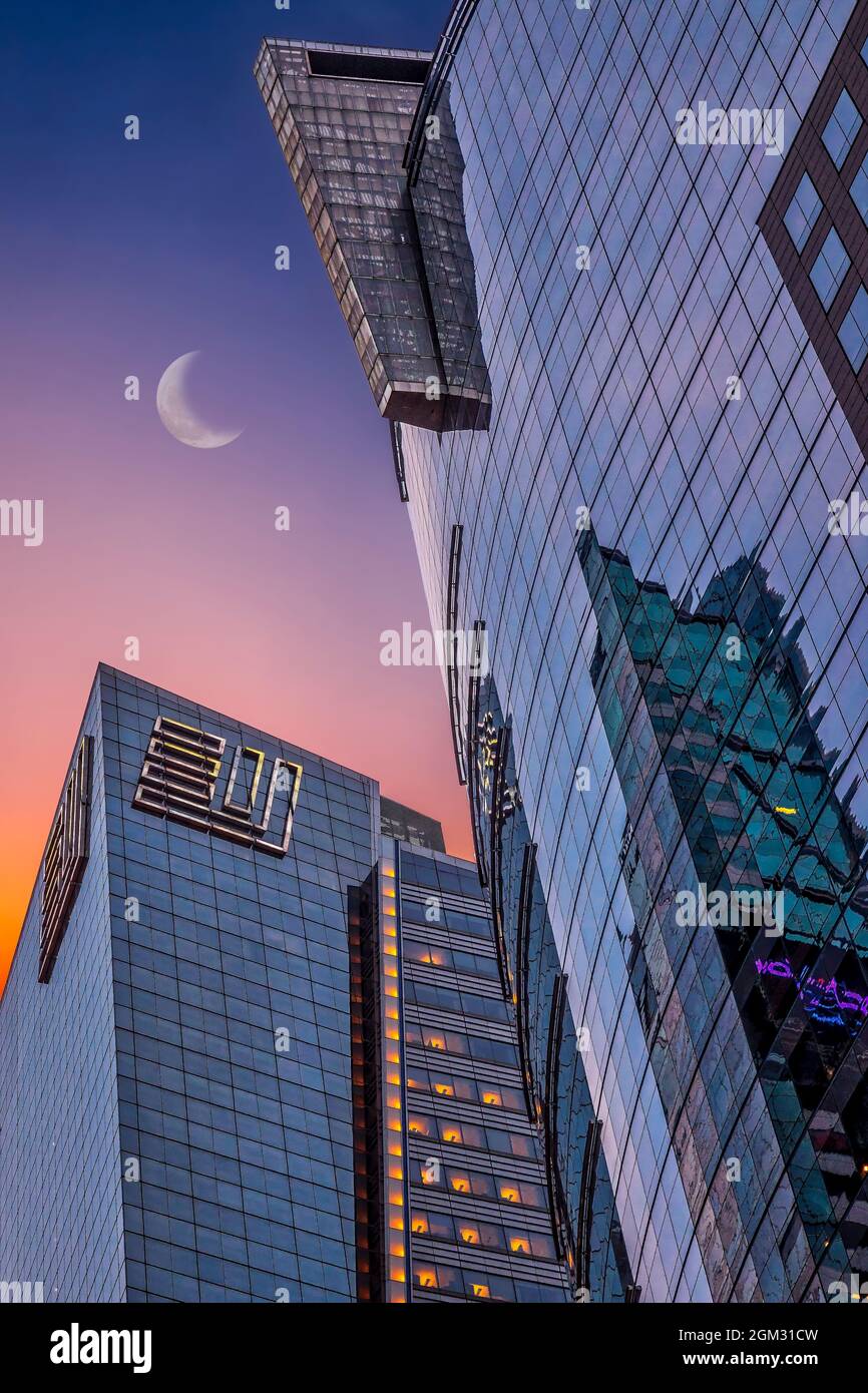 Times Square New York City NY - Blick auf das Ernst & Young-Gebäude und andere Wolkenkratzer, die Teil der legendären Skyline von NYC sind. Siehe auch Stockfoto