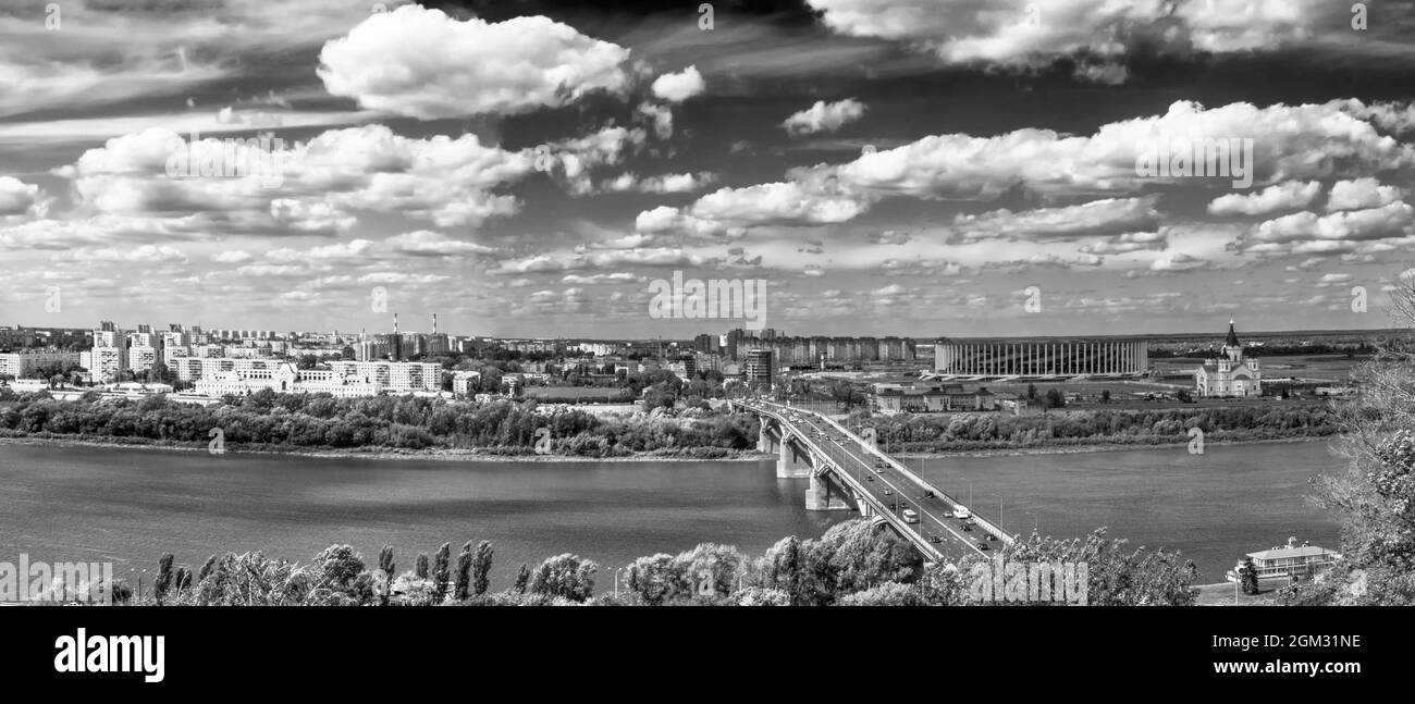 Panorama von Nischni Nowgorod, Russland. Die orthodoxe Kathedrale von Alexander Newski, das Fußballstadion und die Brücke Stockfoto