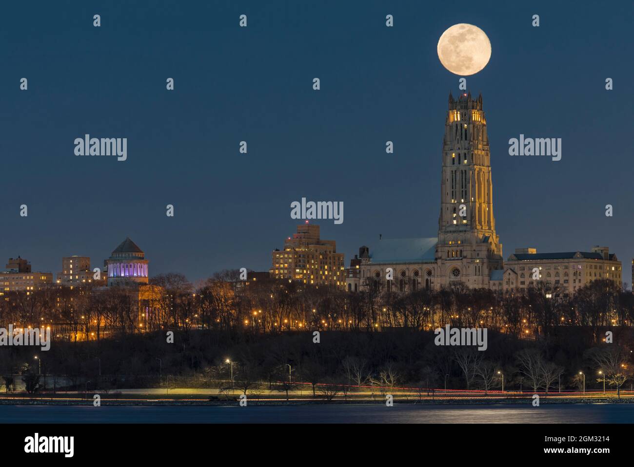 Blue Moon über der Kathedrale von Saint John NYC - Super Moon steigt auf und steht über der gotischen Architektur der Kathedrale von Saint Joh Stockfoto