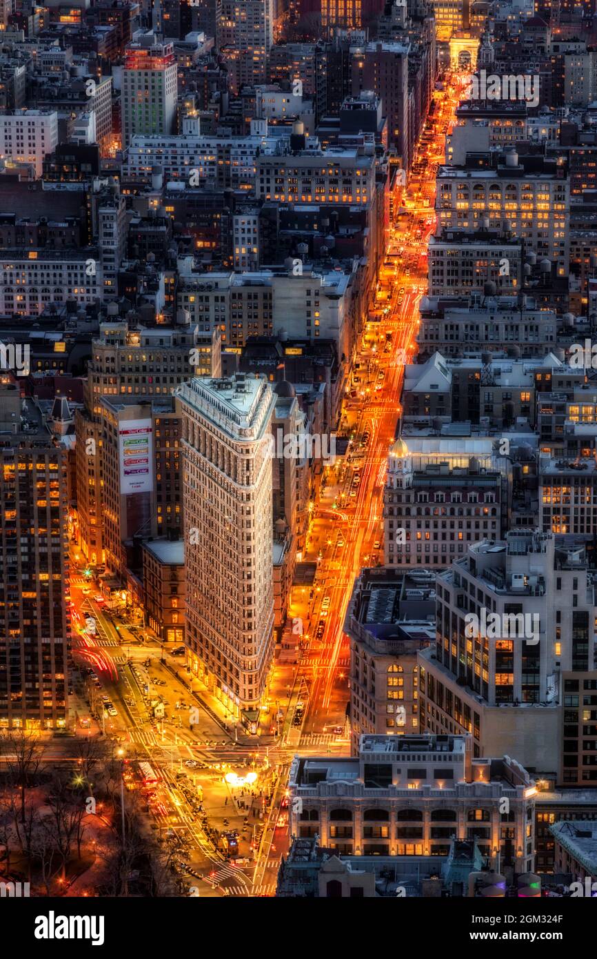 Flatiron Building District NYC - Blick von oben auf das dreieckige Wahrzeichen des Flatiron Building in New York City in der Dämmerung. Stockfoto