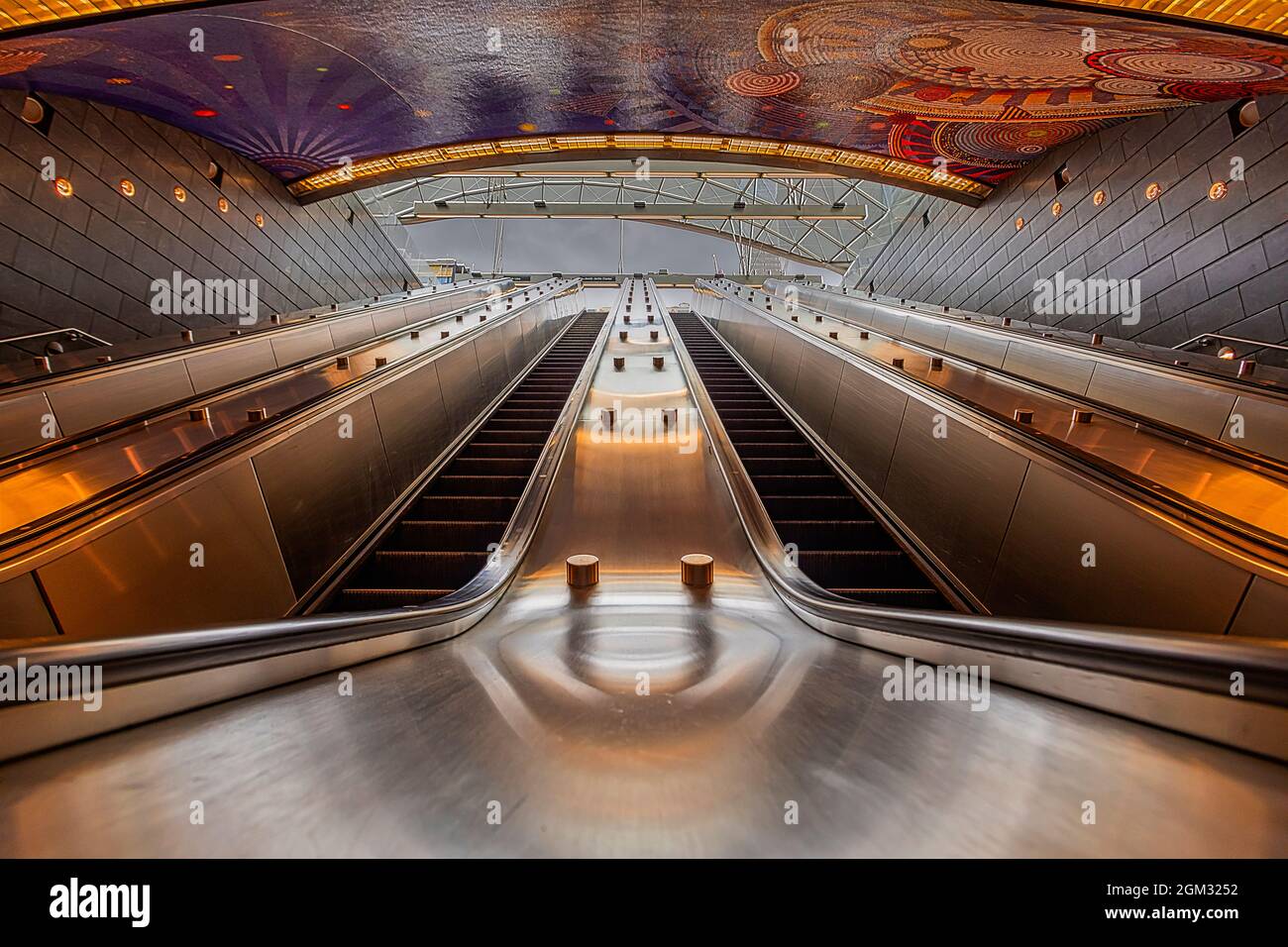NYC Hudson Yards Subway II BW - Blick von innen auf die Rolltreppe im modernen Architekturstil und Xenobia Bailey's Funtional Vibrations Mosaic Art Fliesen Stockfoto