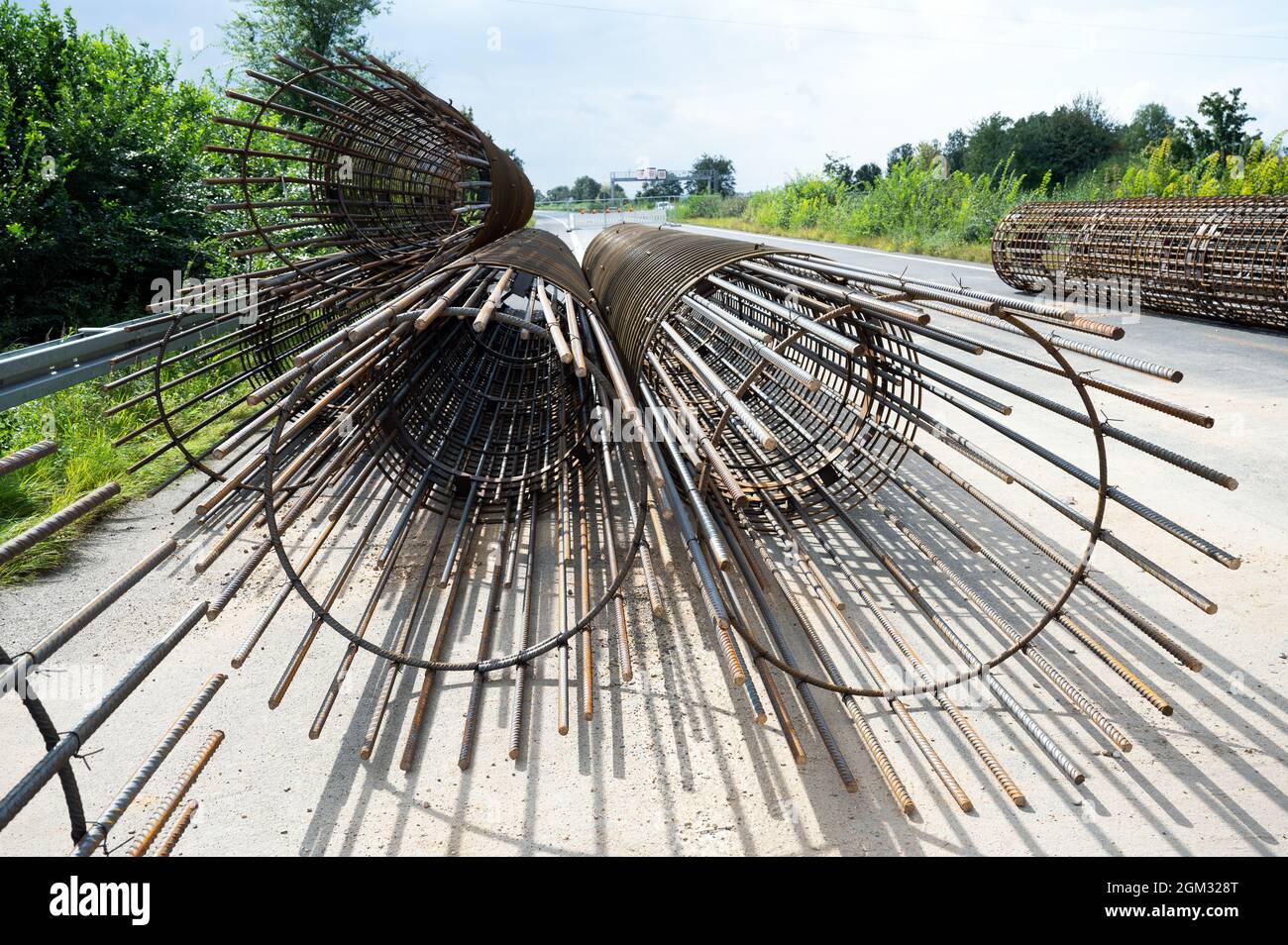 16. September 2021, Nordrhein-Westfalen, Hürth: Stahlverstärkungen liegen auf der Autobahn 1 bereit, um Stützpfeiler für eine Brücke zu bauen. Rund zwei Monate nach der Flutkatastrophe sind in Nordrhein-Westfalen noch rund 45 Kilometer Autobahn vollständig gesperrt. Dies betrifft die Autobahnen A 61 zwischen den Kreuzungen Kerpen und Meckenheim sowie die A 1 zwischen den Kreuzungen Erfttal und Hürth, die durch die Flut stark beschädigt wurden. Foto: Federico Gambarini/dpa Stockfoto