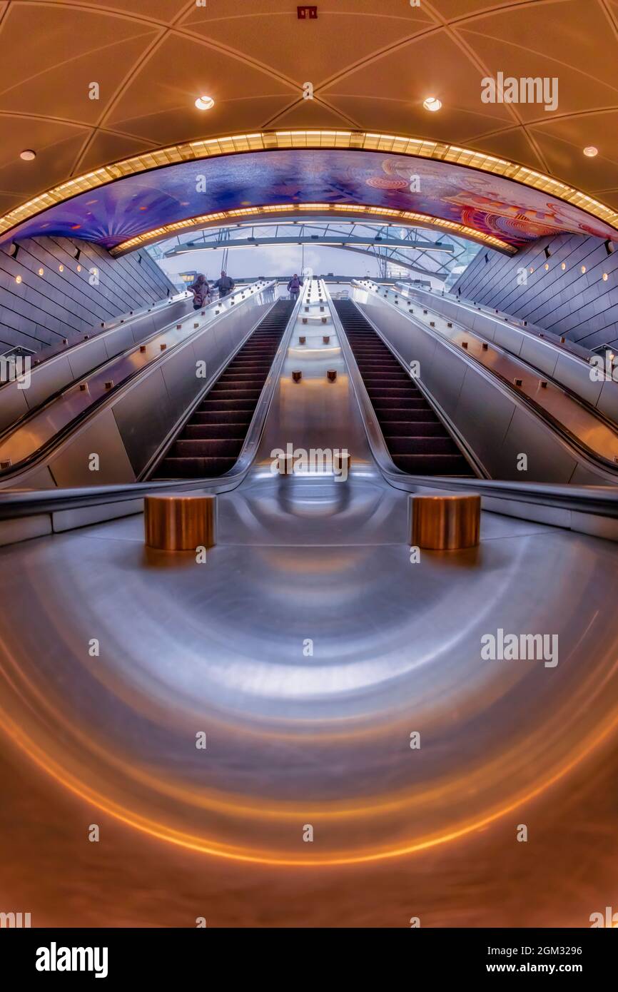 U-Bahn-Station Hudson Yards NYC – Blick von innen auf die Rolltreppe im modernen Architekturstil und Xenobia Bailey's Funtional Vibrations Mosaic Art-Fliesen Stockfoto