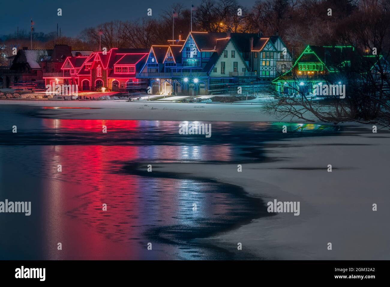Boathouse Row Philly PA - in Philadelphia, Pennsylvania. Computergesteuerte LED-Leuchten beleuchten und skizzieren jedes der Häuser in der Boathouse Row im Urlaub Stockfoto