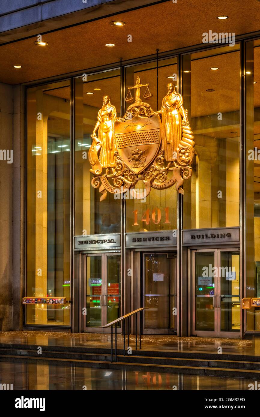 Philadelphia Municipal Services Building - Blick auf die Stadt Siegel am Eingang des Regierungsbüros in Philadelphia, Pennsylvania. Dieses Bild i Stockfoto