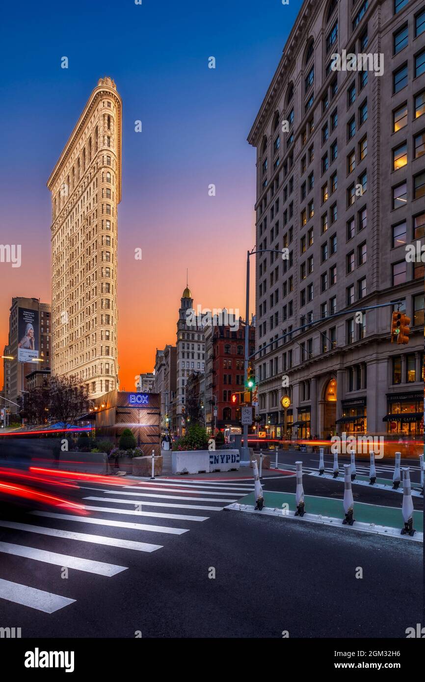 Flatiron Building 5th Avenue NYC-Blick zu den ikonischen Wahrzeichen von New York City das Flatiron Building. Dieses Bild ist auch in Schwarz und Weiß erhältlich. Stockfoto