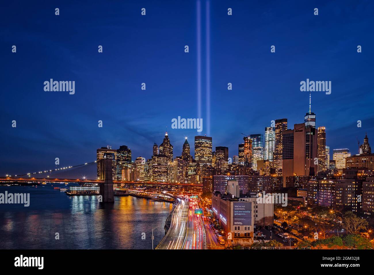 911 Tribute in Light in NYC-Blick auf die Brooklyn Bridge, die FDR Highway und dem Finanzviertel während des Tribute in Light Memorial. Zu sehen sind Stockfoto