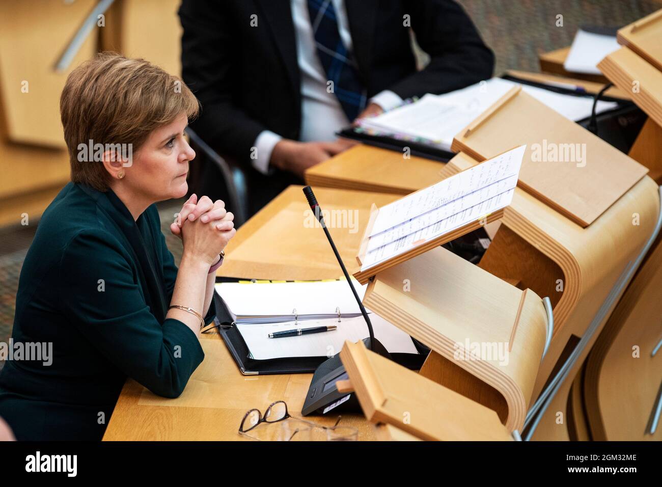 Schottlands erste Ministerin Nicola Sturgeon, während der First Minster's Questions im schottischen Parlament in Holyrood, Edinburgh. Bilddatum: Donnerstag, 16. September 2021. Stockfoto