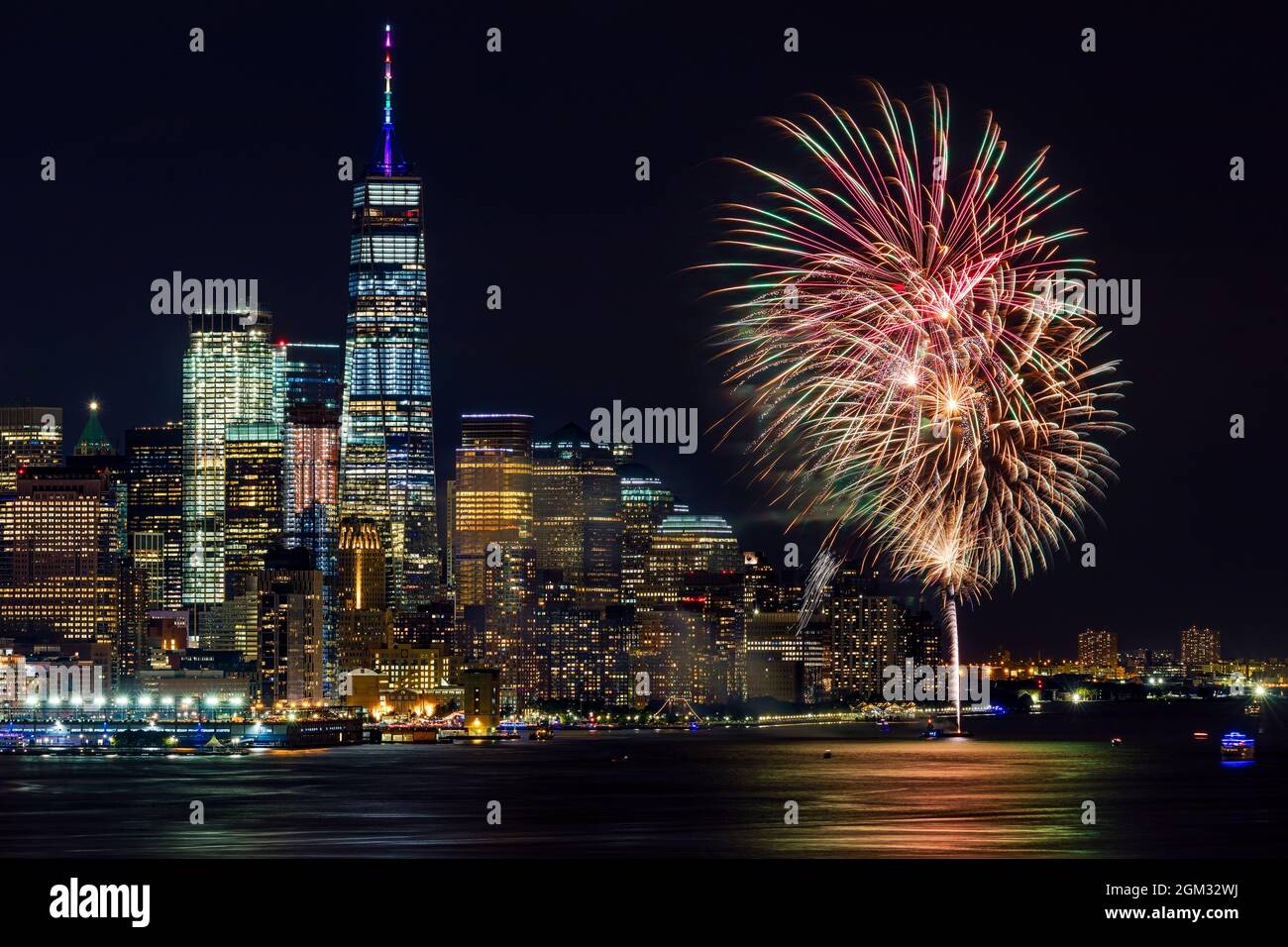 New York World Trade Center Stolz - Blick auf das Feuerwerk Feier auf dem Hudson River vom WTC in Lower Manhattan. Das One World Trade Center Stockfoto