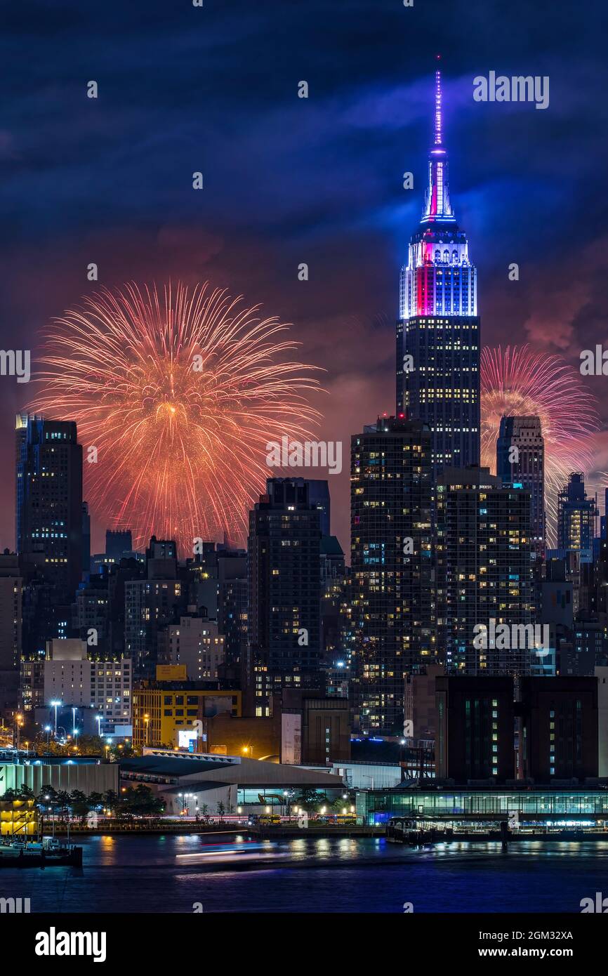 NYC Viertel von Juli Feuerwerk - Skyline von New York City mit dem Macy's Spektakuläre 4. Juli Feuerwerk Feier zeigen als Kulisse für Midtown Manh Stockfoto
