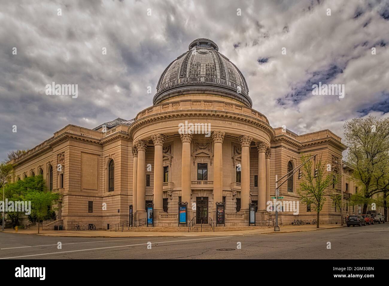 Yale University Woolsey Hall - Außenansicht des Vordereingangs und der Rotunde der Woolsey Hall mit einem dramatischen Himmel. Es ist das primäre Auditorium in Ya Stockfoto