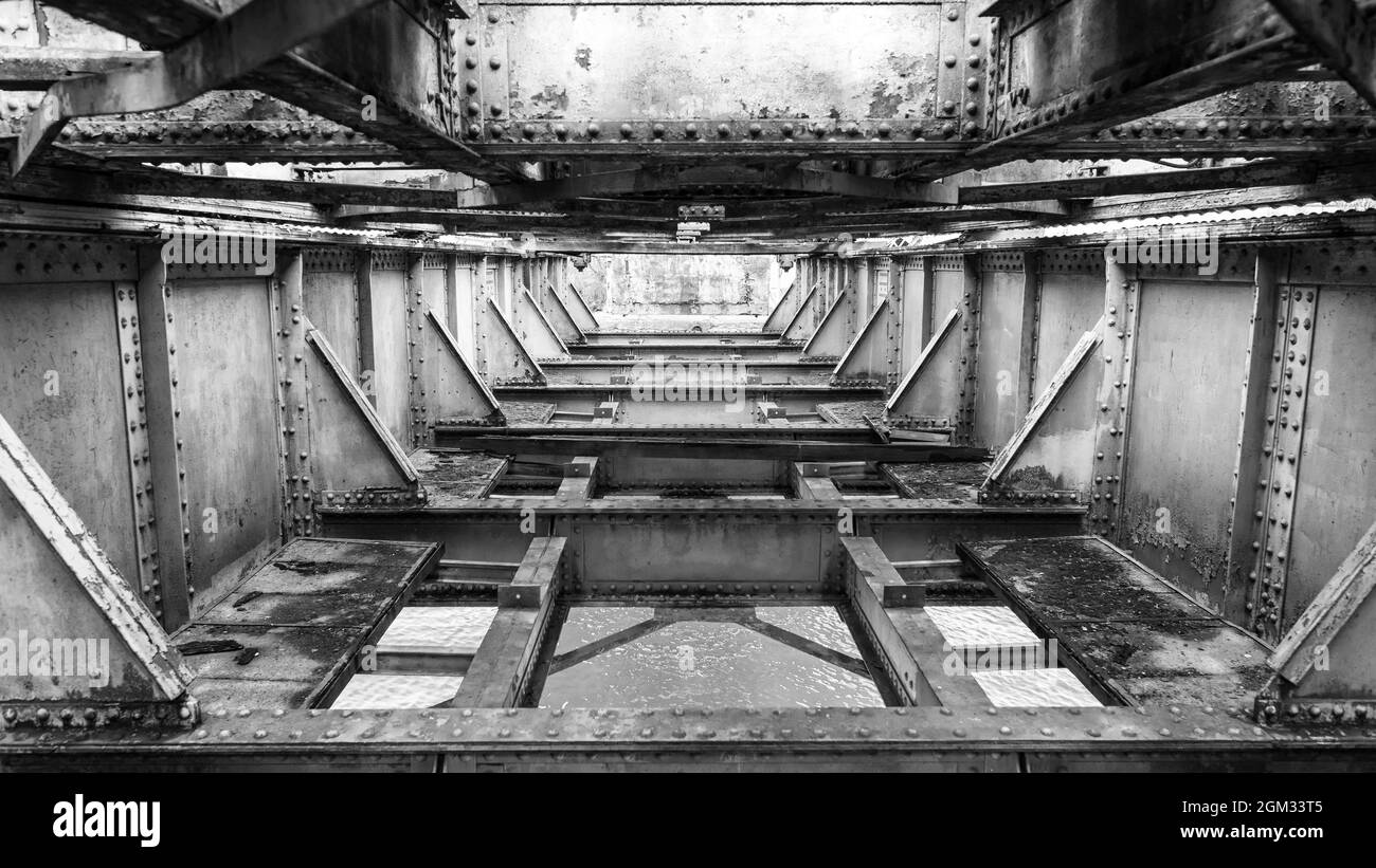 Verrostete Metallstruktur einer alten Eisenbahnbrücke, bedeckt mit Moos Stockfoto Verrostete Metallstruktur einer alten Eisenbahnbrücke, bedeckt mit Moos Stockfoto
