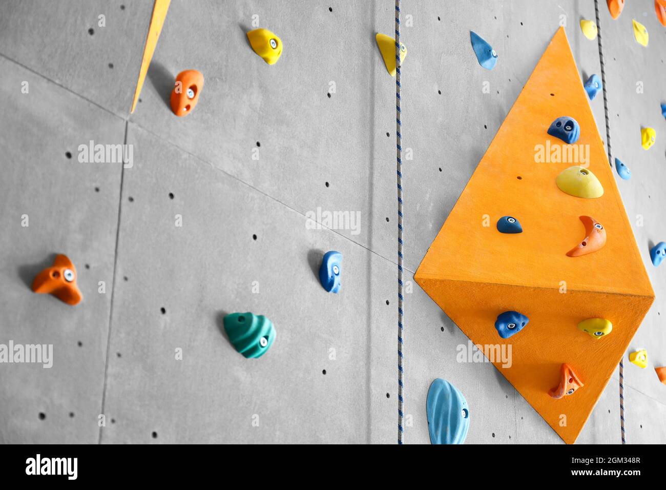 Graue Wand mit Klettern hält und Seile in der Turnhalle Stockfotografie -  Alamy