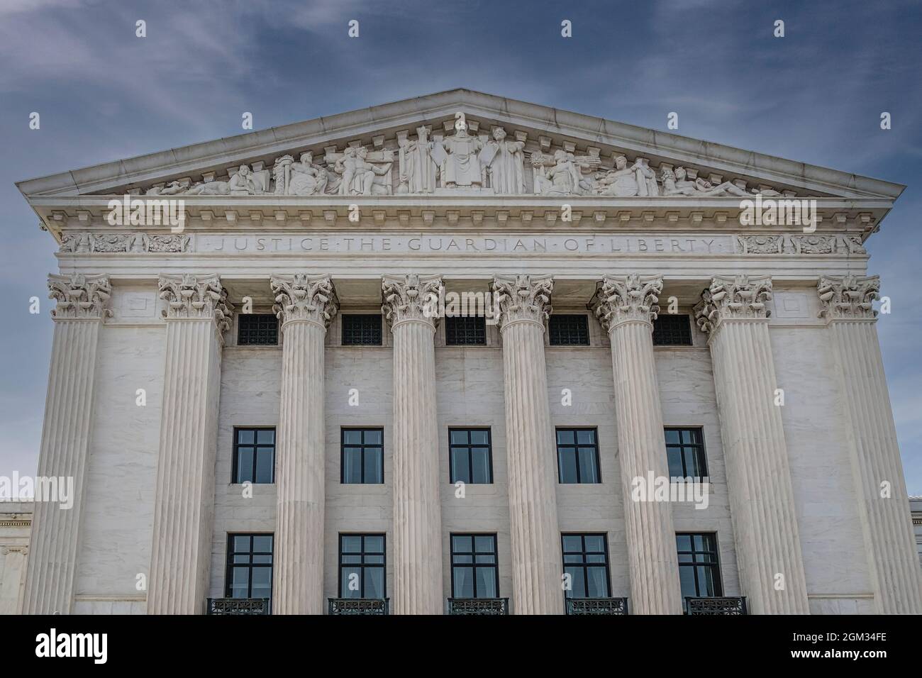 Gerechtigkeit der Wächter der Freiheit SCOTUS - Giebel und Säulen auf der Ostseite des Obersten Gerichtshofs der Vereinigten Staaten in Washington DC. Dieses Bild Stockfoto