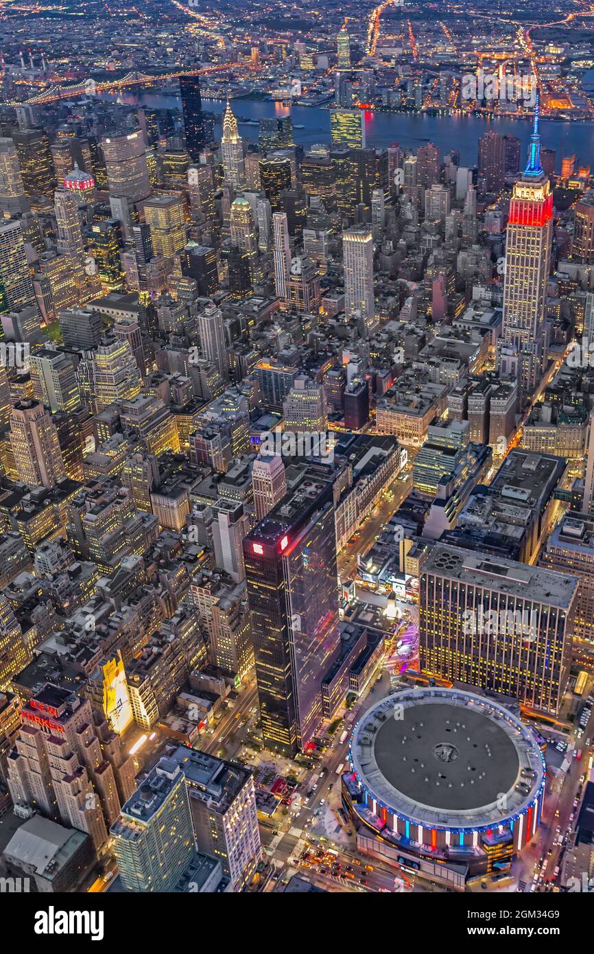 September 11 Luftaufnahme NYC Tribute - NYC Rot Weiß und Blau - Luftaufnahme des Empire State Building (ESB), Madison Square Garden (MSG), des Chrysler b Stockfoto