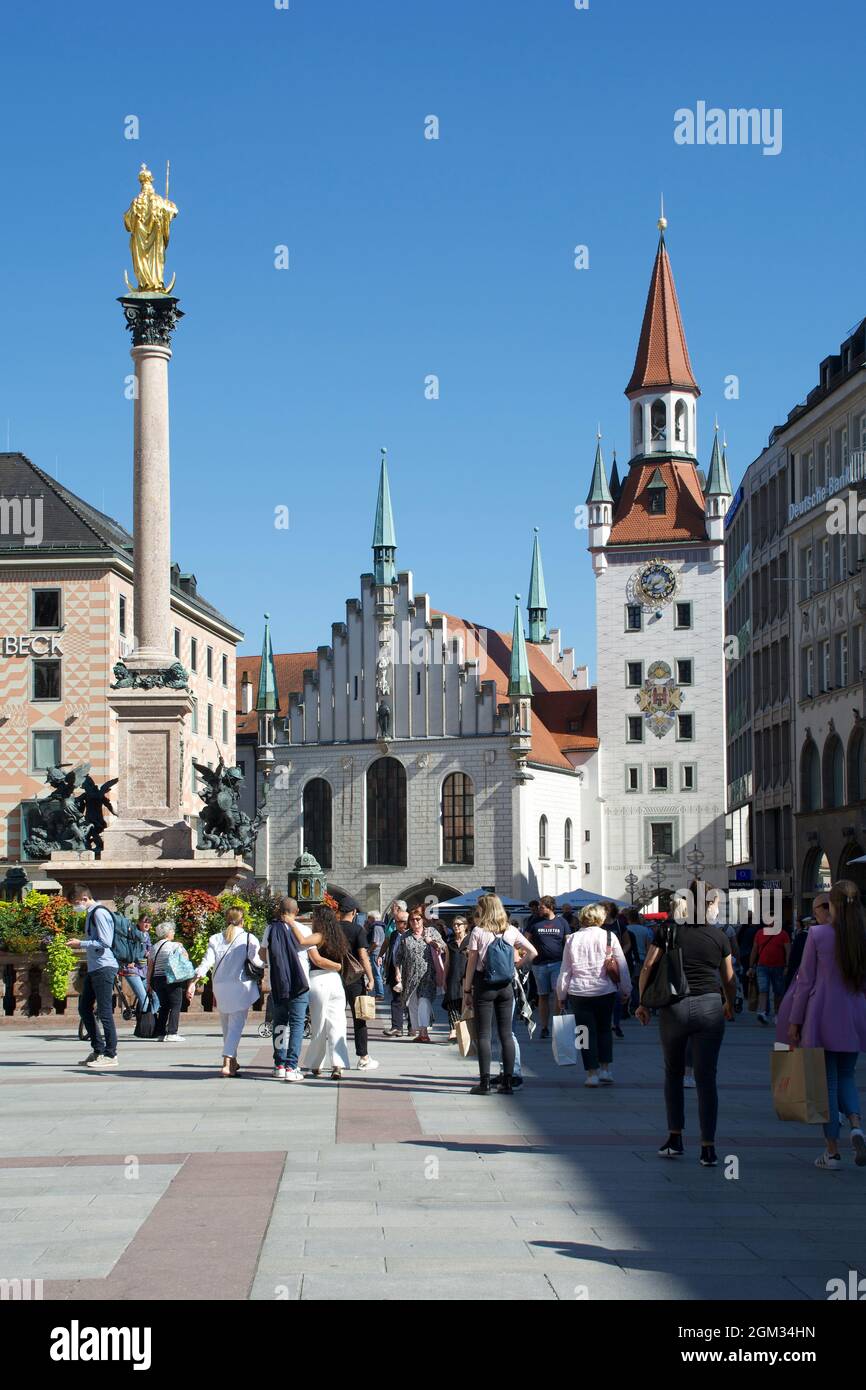 Marienplatz in der Münchner Altstadt mit altem Rathaus und mariensäule - Deutschland. Stockfoto