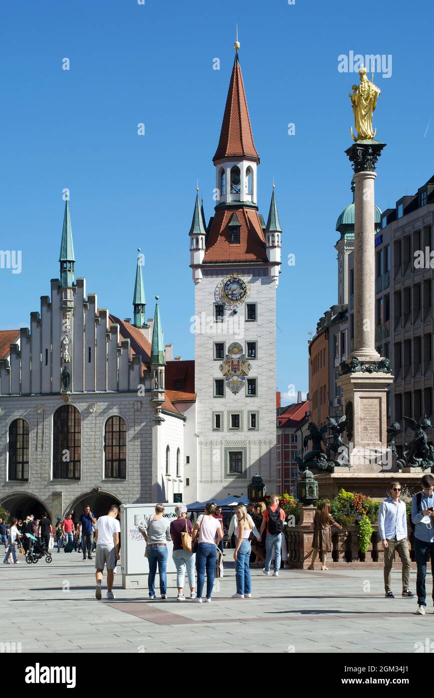 Marienplatz in der Münchner Altstadt mit altem Rathaus und mariensäule - Deutschland. Stockfoto