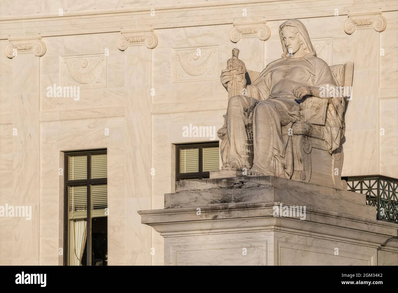 Betrachtung der SCOTUS-Statue des Richters am Obersten Gerichtshof der Vereinigten Staaten in Washington DC. Dieses Bild ist auch in Schwarzweiß verfügbar. Bis Stockfoto