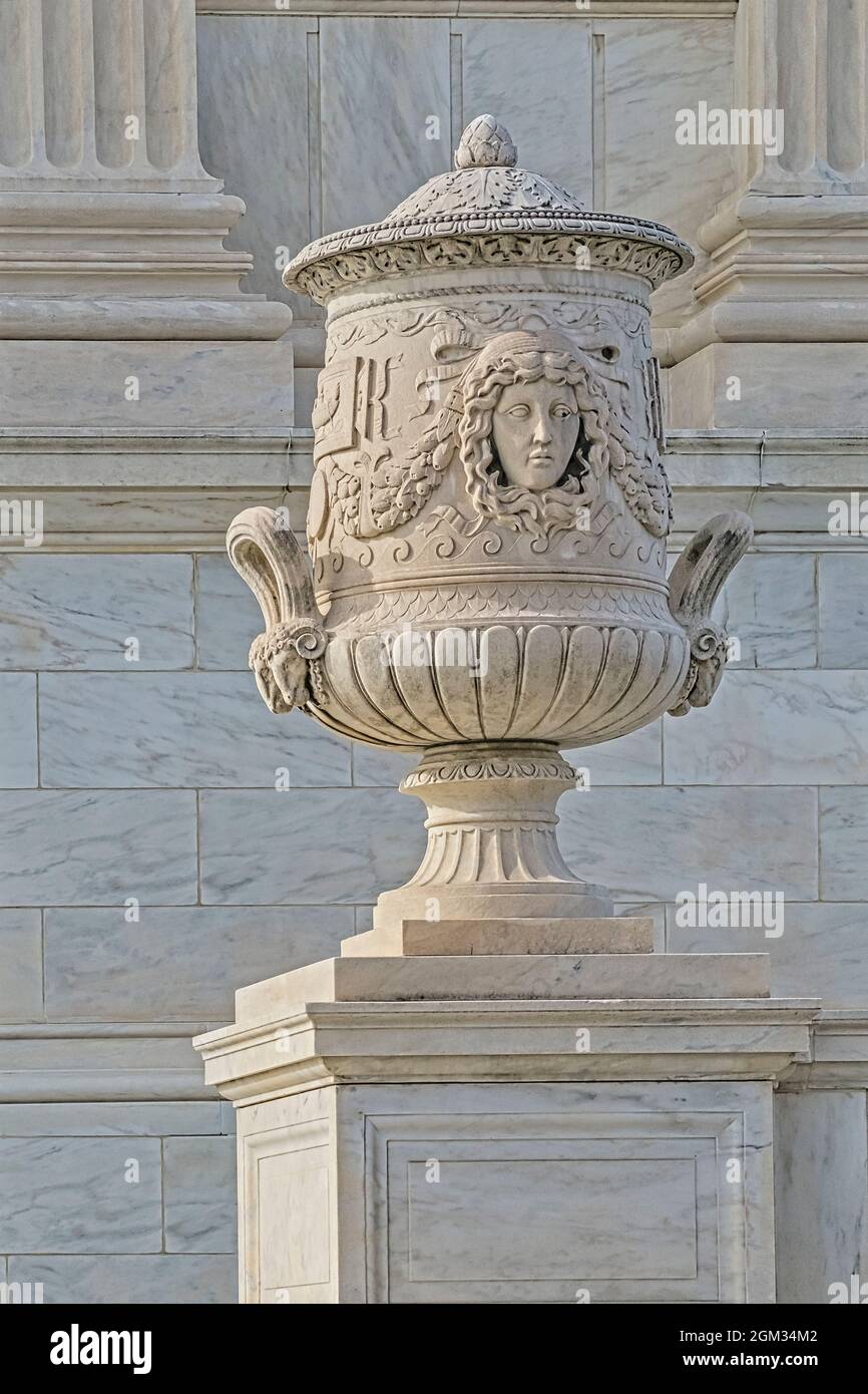 SCOTUS Details - architektonische Details und Säulen auf der Ostseite des Obersten Gerichtshofs der Vereinigten Staaten in Washington DC. Dieses Bild ist auch ein Stockfoto