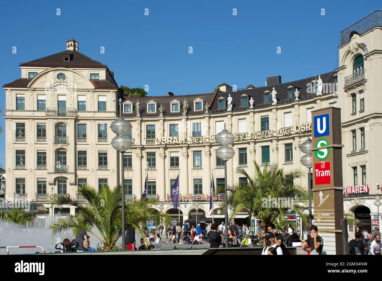 Karlstor Platz in der Altstadt von München mit Menschen in der Fußgängerzone - Deutschland. Stockfoto