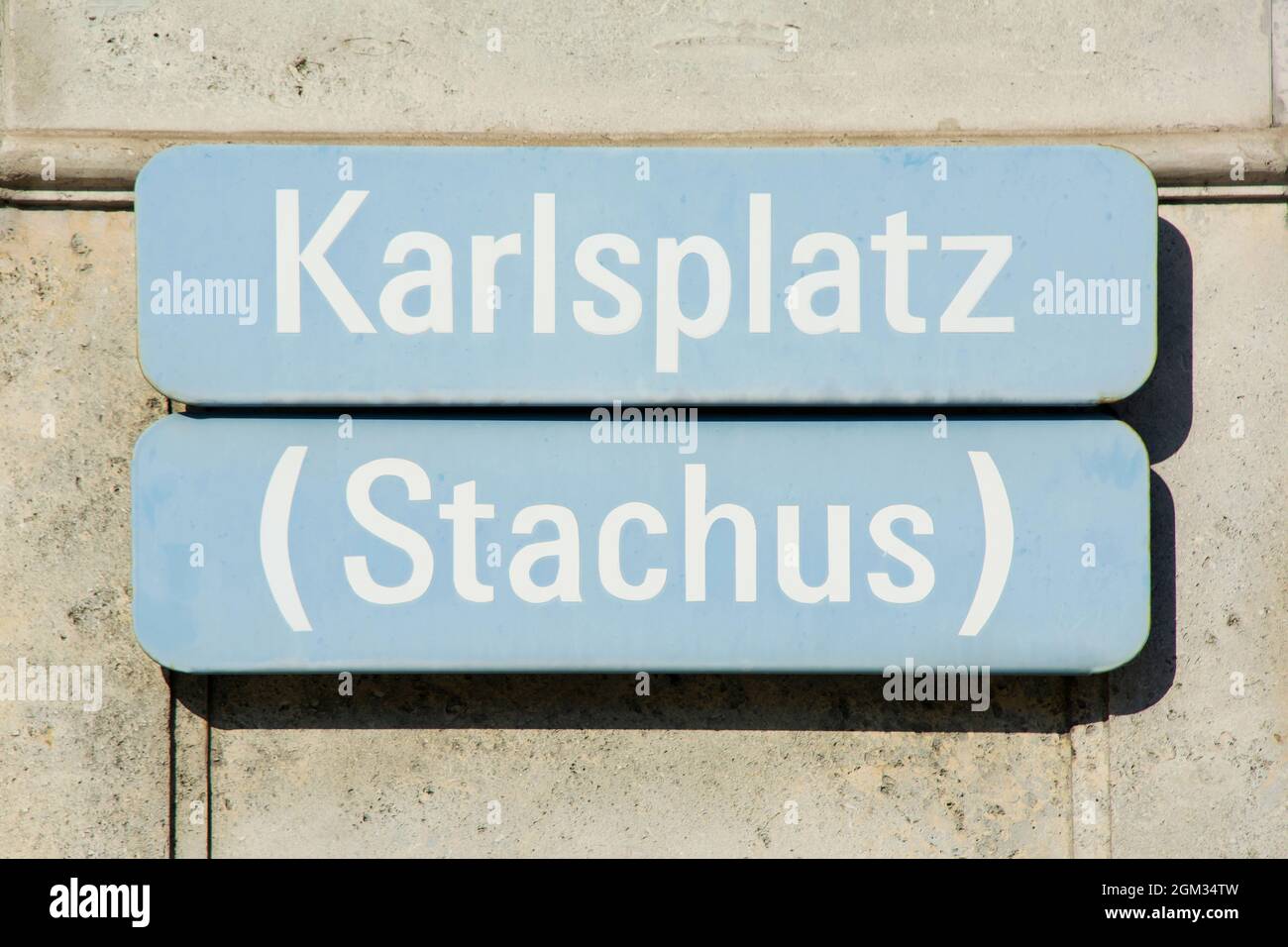 Straßenschild vom Karlsplatz im Zentrum von München - Deutschland. Stockfoto
