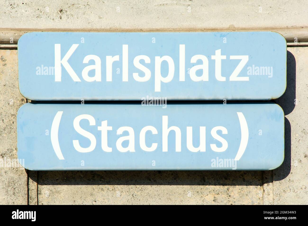 Straßenschild vom Karlsplatz im Zentrum von München - Deutschland. Stockfoto