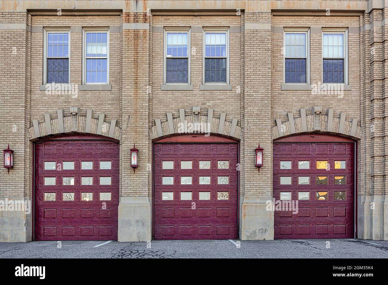 Portland Fire Station Department - Blick auf die Türen und Straßenlampen einer Feuerwehr in Portland, Maine. Dieses Bild ist auch in Farbe erhältlich Stockfoto