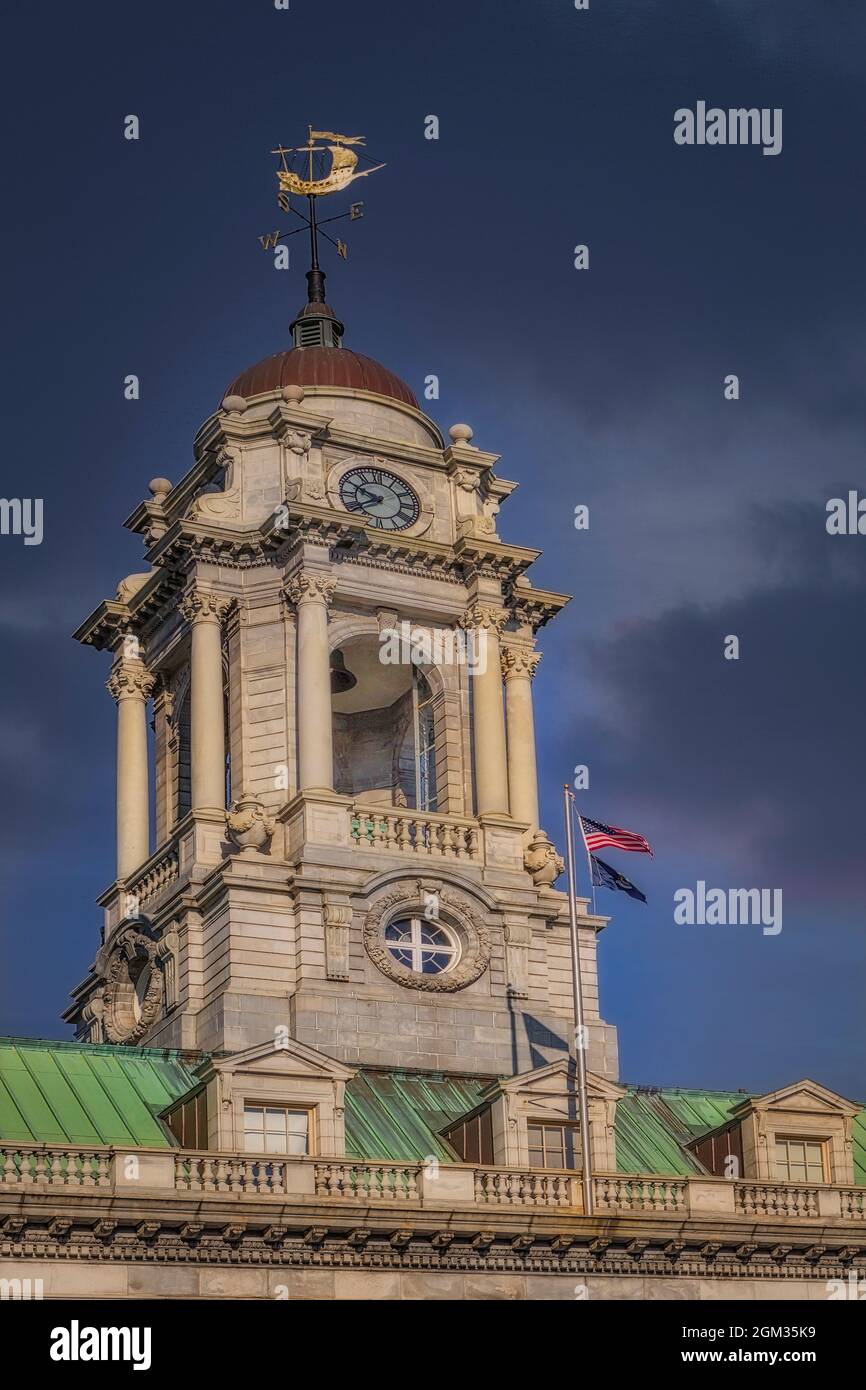 Portland City Hall Building - Nahem Blick auf die Uhr und Wetter vergeblich Turm in Portland, Maine Rathaus Gebäude. Dieses Bild ist in Farbe erhältlich Stockfoto