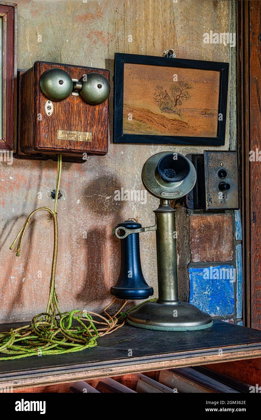 Vintage Telephone - Nahaufnahme eines Vintage-Telefons im Büro von Fonthill Castle. Dieses Bild ist auch in Schwarzweiß verfügbar. Anzeigen von Additio Stockfoto