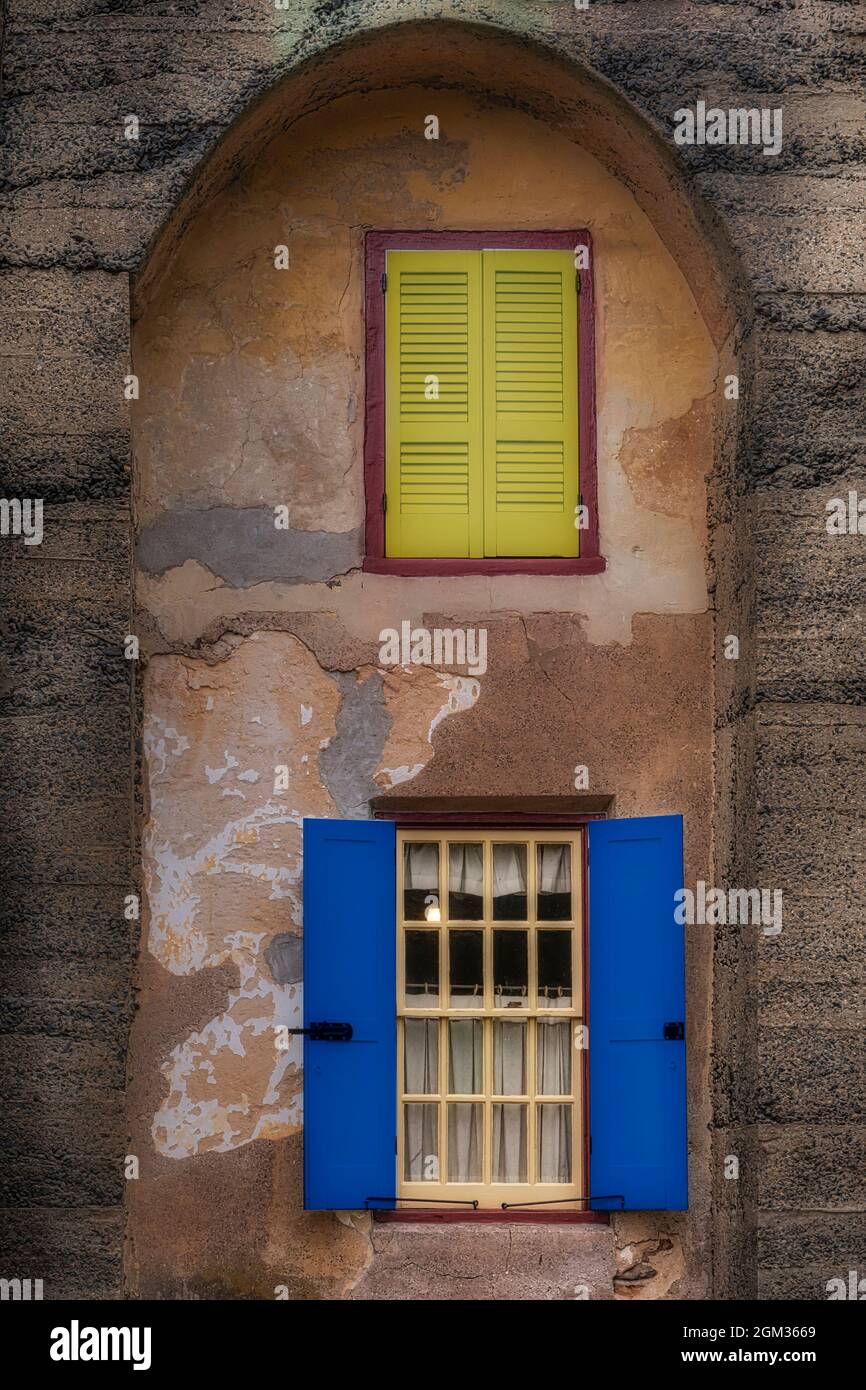 Castle Shutters – farbenfrohe Fenster und Fensterläden. Dieses Bild ist auch in Schwarzweiß verfügbar. Weitere Bilder finden Sie unter www.susa Stockfoto