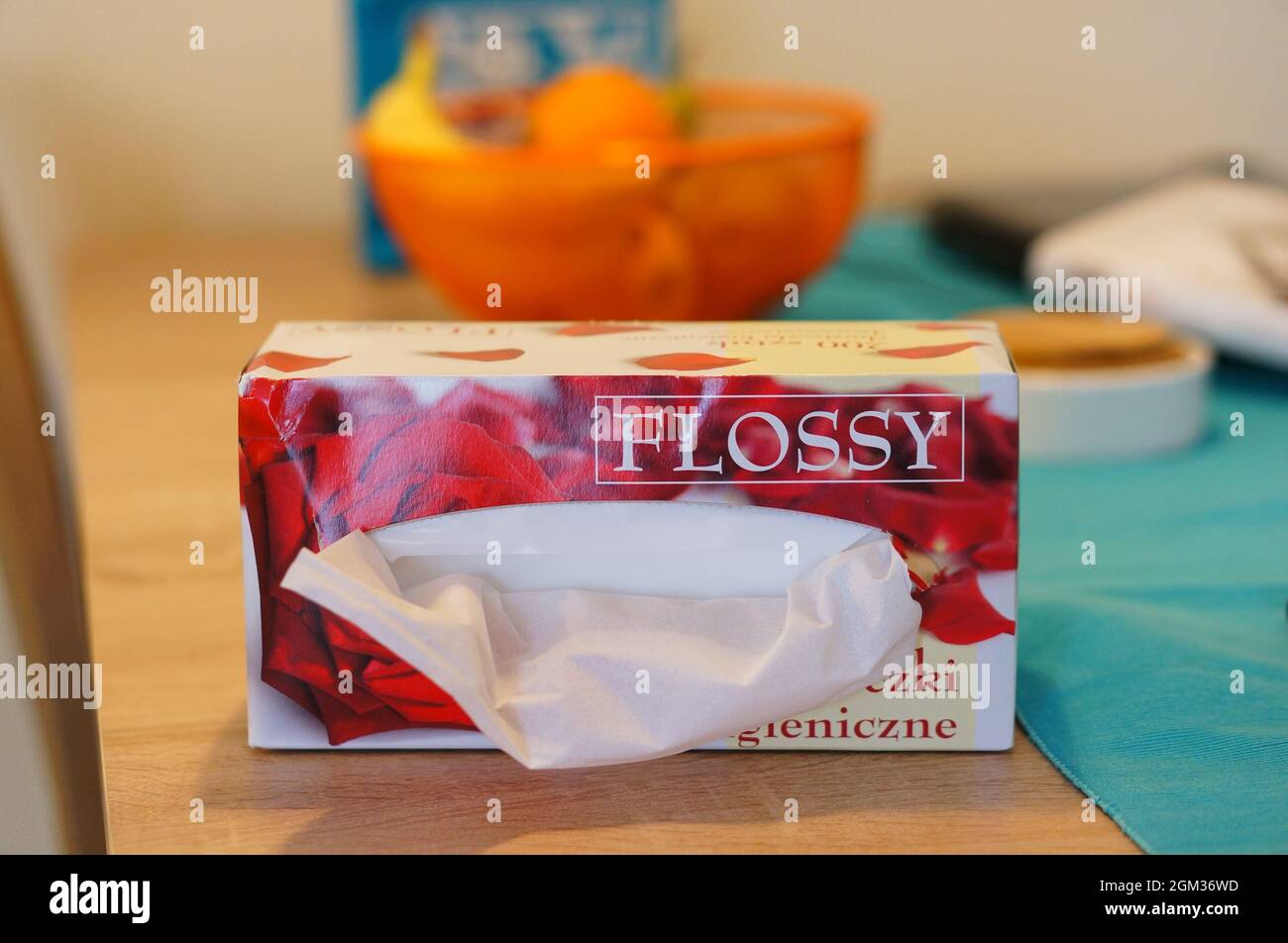 POZNAN, POLEN - 20. März 2016: Eine selektive Fokusaufnahme einer geblümten Schachtel mit weißen, weichen Flossy-Servietten auf dem Tisch Stockfoto
