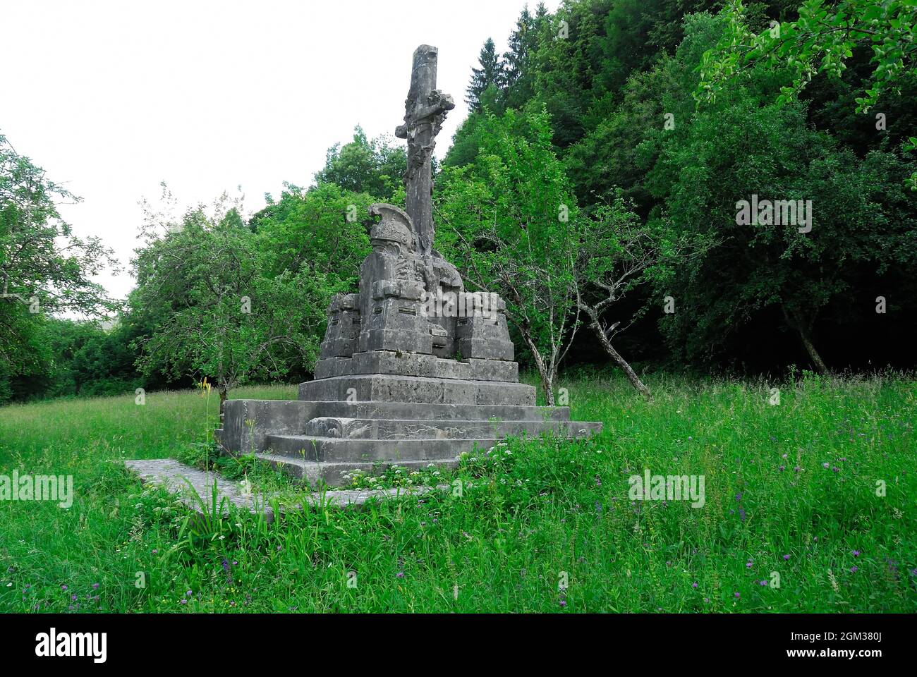 Slowenien, Avce, 1. Weltkrieg : ehemaliger italienischer Kriegsfriedhof. Sie wurde Capt. Ottavio Caiazzo gewidmet, goldene Medaille für militärischen Wert. Auf dem Friedhof befanden sich die Gräber der Soldaten, die in den Schlachten des Bainsizza-Plateaus gefallen waren.die Knochen wurden während der faschistischen Diktatur in die monumentalen Beinhäuser überführt, um das Mutterland zu verherrlichen und Italien für einen neuen Krieg vorzubereiten. Stockfoto