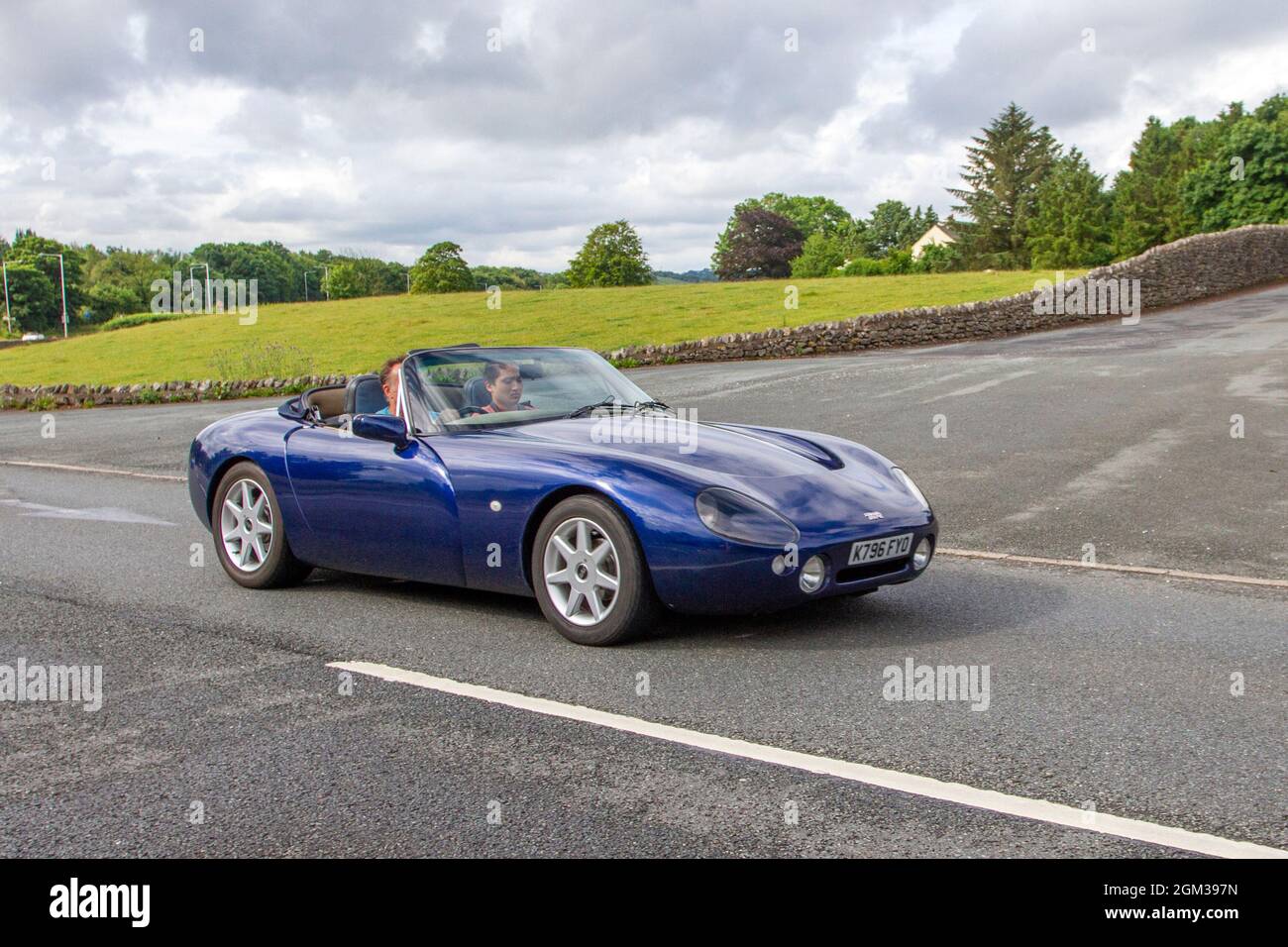 1992 90s blaues TVR Griffith 4280cc Benzin-Cabrio auf dem Weg zur Leighton Hall Oldtimer-Show im Juli Carnforth, Großbritannien Stockfoto
