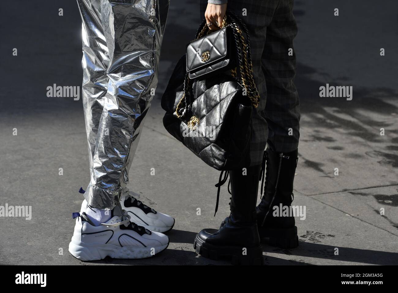 Chanel Bag - Streetstyle auf der Paris Fashion Week - Frankreich Stockfoto