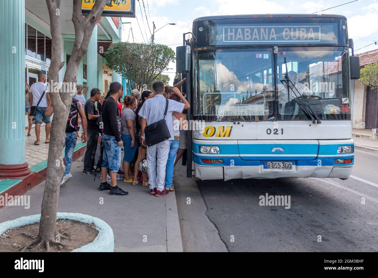 Große Gruppe von Personen, die in einen Bus mit öffentlichen Verkehrsmitteln steigen, Las Tunas City, Kuba, 2016 Stockfoto