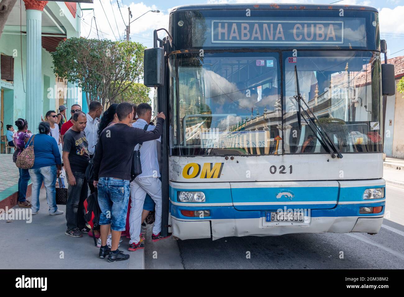 Große Gruppe von Personen, die in einen Bus mit öffentlichen Verkehrsmitteln steigen, Las Tunas City, Kuba, 2016 Stockfoto