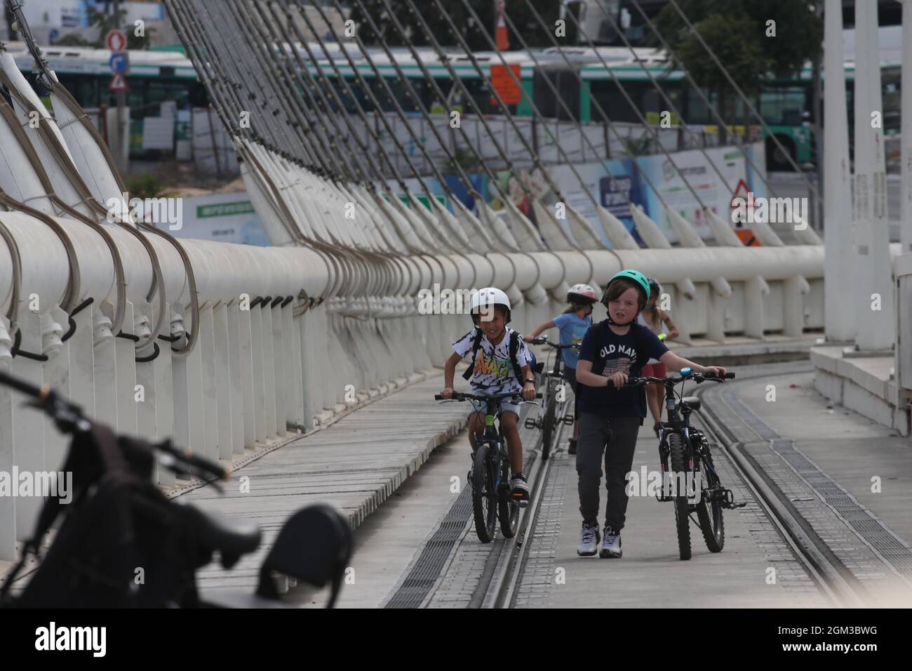 Jerusalem, Jerusalem. September 2021. Kinder fahren mit dem Fahrrad auf der leeren Straße am Jom Kippur, dem jüdischen Versöhnungstag und dem wichtigsten Tag des jüdischen Kalenders, in Jerusalem, am 16. September 2021. MIT 'Israel schließt sich zum jüdischen Versöhnungstag nieder' Credit: Muammar Awad/Xinhua/Alamy Live News Stockfoto