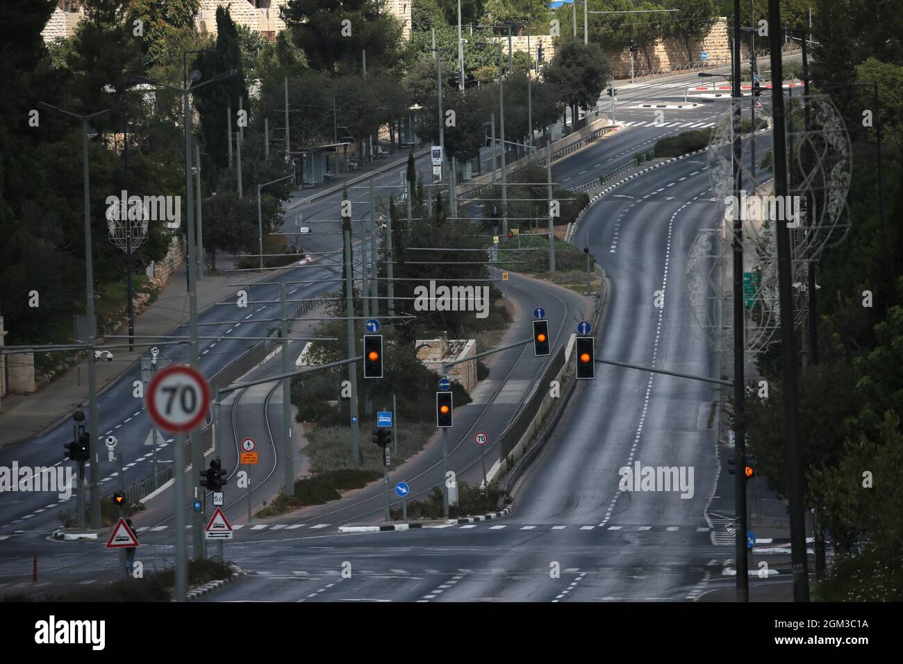 Jerusalem. September 2021. Das Foto vom 16. September 2021 zeigt die leeren Straßen am Yom Kippur, den jüdischen Versöhnungstag und den wichtigsten Tag des jüdischen Kalenders in Jerusalem. MIT 'Israel schließt sich zum jüdischen Versöhnungstag nieder' Credit: Muammar Awad/Xinhua/Alamy Live News Stockfoto
